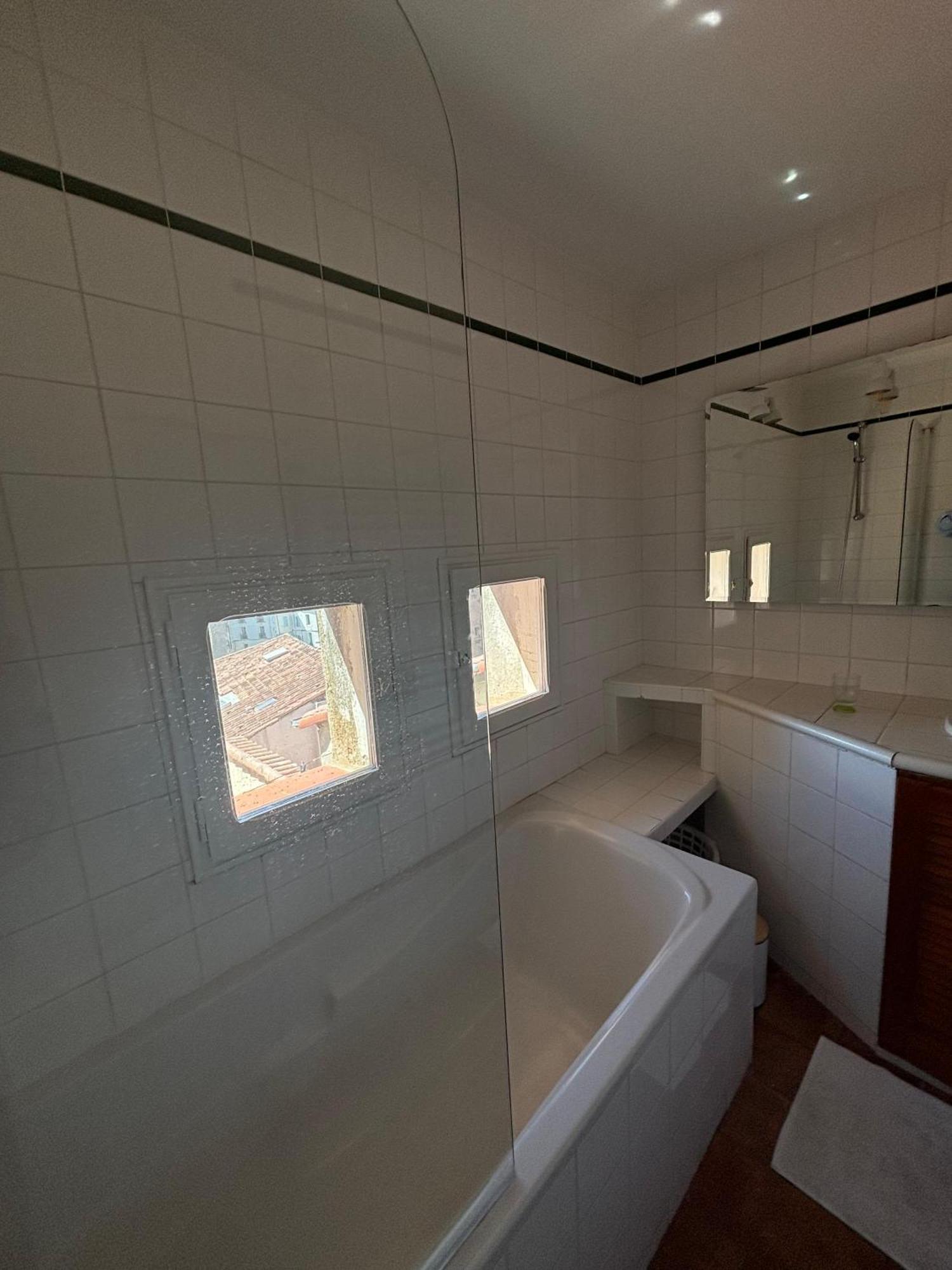 L'Appartement Des Trois Six Beziers Exterior photo
